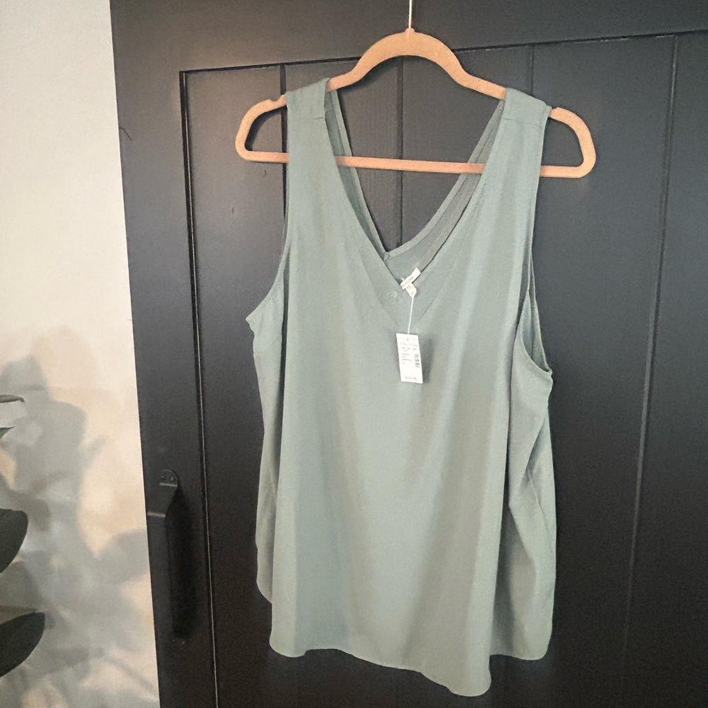Blue/green swing tank